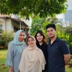 Gina S. Noer Instagram - Happy Eid. Mohon maaf lahir batin. Lebaran pertama tanpa Bapak. Al fatihah. We miss you so much 🤍