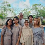 Gina S. Noer Instagram - Happy Eid. Mohon maaf lahir batin. Lebaran pertama tanpa Bapak. Al fatihah. We miss you so much 🤍