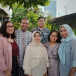 Gina S. Noer Instagram - Happy Eid. Mohon maaf lahir batin. Lebaran pertama tanpa Bapak. Al fatihah. We miss you so much 🤍