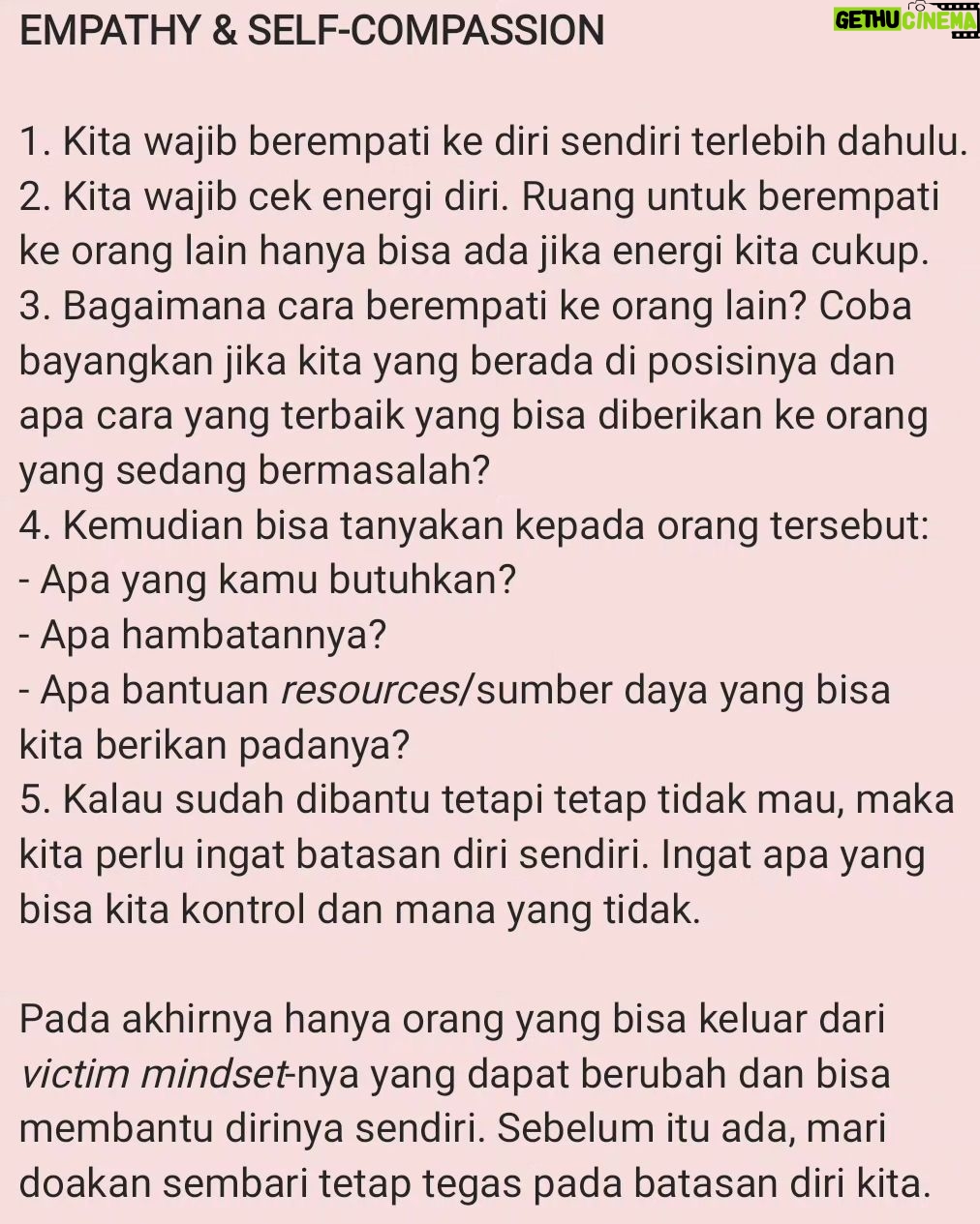 Gina S. Noer Instagram - Catatan dari rutinitas ke psikolog yang sepertinya perlu dibagi di saat banyak orang yang ragu saling membantu. Bukan soal bantu uang ya, tapi juga soal bantuan yang lain. Ini klasik tapi sering dilupa: berusaha jadi orang yang lebih baik itu, harus seiring sama pemahaman banyak doa, ikhlas, percaya kalau Tuhan pasti bantu dan tahu yang terbaik. Walau di sisi lain, ujian membantu orang itu juga banyak. Seiring waktu, ada aja orang yang 'taken us for granted' atau kita coba bantu tapi malah kita yang kecipratan masalah. Kadang masalahnya kecil, kadang besar sampai diri ini overwhelmed 🥲 Tapi kalau dipikir-pikir, ya namanya juga berusaha, pasti ada aja tesnya. Karena esensinya hidup sebenarnya soal kerendah hatian. Kita bisa terus ada, berjalan, dan tumbuh juga karena ada saja orang-orang baik yang mau bantu kita. Sebaliknya, kita belum bisa bantu bukan berarti kita gagal atau tega. Mengenal batasan diri justru awalan untuk merawat energi baik. Mungkin pada akhirnya seni membantu dan dibantu membawa kita untuk terus belajar setara memandang sesama manusia. Memberi bantuan itu ujian ketulusan dan meminta bantuan justru ujian keberanian untuk menerima kerapuhan kita sebagai manusia biasa.