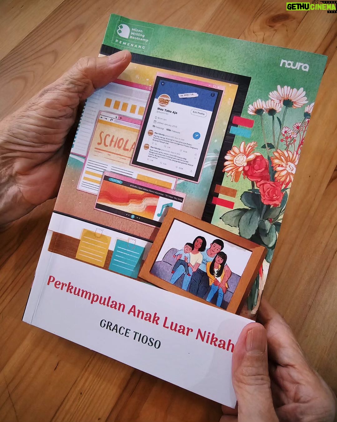 Gina S. Noer Instagram - Sepertinya sudah lama gue tak jatuh cinta segininya sama novel Indonesia π Gue sekilas baca dj wattpad, WA teman di penerbitnya, dikirimin, lalu menyelesaikan nyaris dalam sekali duduk. Ini kisah tentang Martha Goenawan dan rahasianya. Dia seorang WNI keturunan Cina di Singapura, dia IRT yang ingin hidup lebih bermakna, dia salah satu dari admin anonim akun twitter @duolion163 yang mengungkap track record caleg, dan dia pernah memalsukan dokumen pribadi demi beasiswa universitas di Singapura. Hidup Martha berantakan seketika. Gue banyak nangis saat membacanya, dan Ibu gue yang sedang baca ini juga masih terus nangis-nangis. Kadang alasan kami sama, kadang lebih personal. Jadi apakah ini drama menye-menye? Oh bukan, ini justru salah satu kisah paling pelik di Indonesia: tentang keluarga keturunan Cina yang berusaha setengah mati terus mencintai Indonesia. Ditulis oleh @gracetioso dengan penuh rasa kasih pada karakternya: Martha, Ronny, Yuni, Linda, Fanny, serta keluarga mereka. Dengan bahan kisahnya, Grace bisa mengambil banyak jalan aman. Dia bisa ambil plot linear, memeras emosi pembaca dengan adegan yang over the top, bercerita dengan kalimat yang dirumit-rumitkan, atau bahkan pretentious. Namun tidak, Grace adalah penulis yang peduli pada banyak pembaca yang awam akan kisah ini. Dia (didukung editornya! π) memilih jalan panjang untuk membangun keseruan dengan alur maju mundur, pondasi emosi yang kuat, dan moment-moment yang otentik. Di tengah itu, Grace tidak pernah malu-malu saat membahas soal rumitnya menjadi keturunan Cina di Indonesia. Dengan brilliant, and full of dignity, ia menarik pembacanya terus peduli. Kisah dibuka dengan sabar untuk ditutup dengan letupan emosi yang menohok pembacanya. Karena itu bagi gue, novel PALN akan menjadi salah satu novel fiksi sejarah yang penting untuk Indonesia. Ini novel yang gue langsung minta suami, anak, sahabat, rekan kerja, agar membacanya. Kita perlu terus mengenal sejarah pahit manisnya Indonesia agar makin tulus mencintai bangsa ini. Karena itu lah gue berterima kasih kepada @gracetioso untuk novel ini. Untuk cinta yang berani dan cerita yang menetap dalam memori. Terus menulis dari hati, Grace π§‘