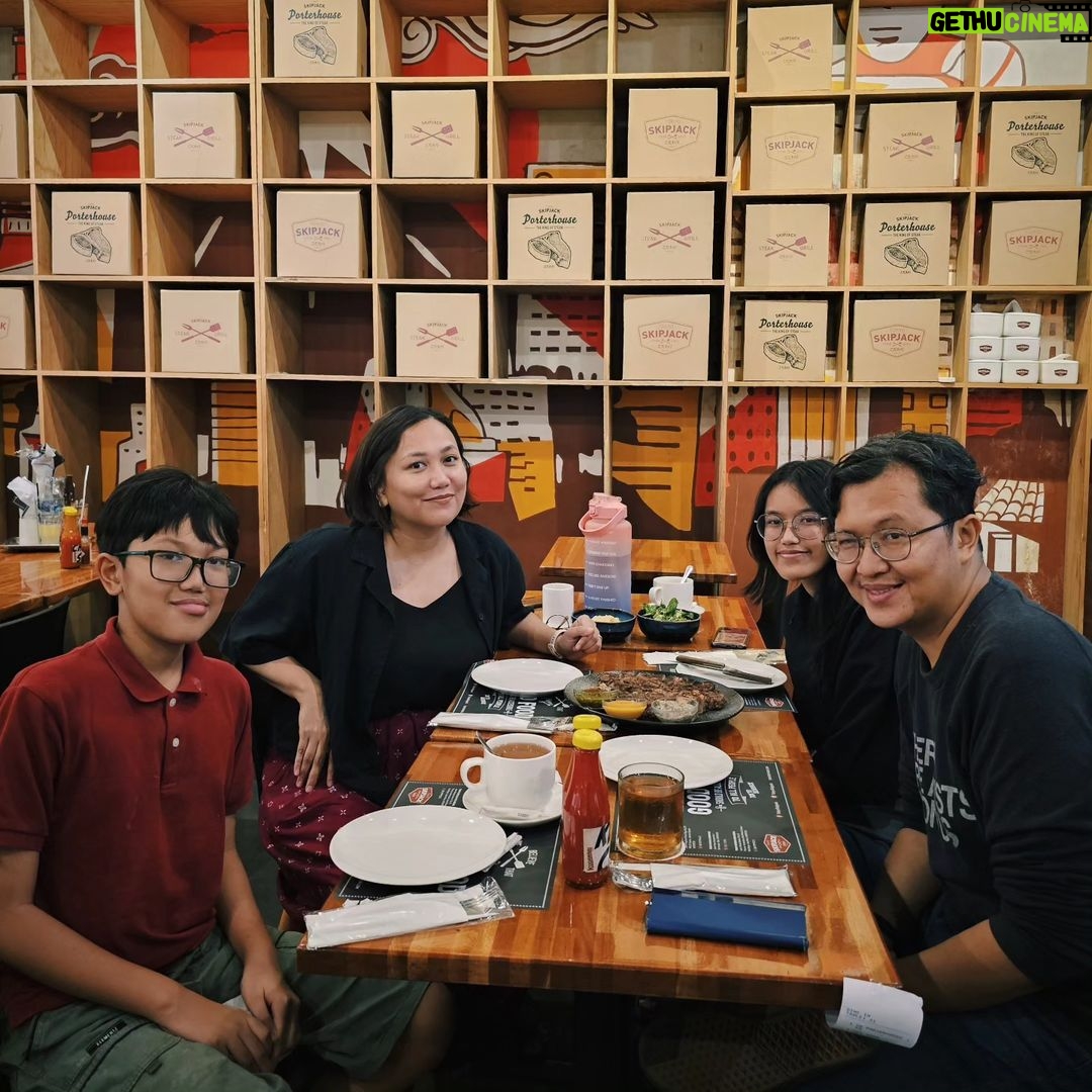 Gina S. Noer Instagram - Untuk Bung, kisah kemerdekaan Indonesia itu terlalu kecil. Tentu ini bikin penasaran kenapa dia bisa-bisanya berpikir begitu. Ternyata, untuk anak yang super geek cerita perang, sumber-sumber yang dia baca dan tonton kebanyakan dari perspektif pelaku utama Perang Dunia I dan II. Kemudian, kata Bung, pelajaran sejarah Indonesia di sekolah selama ini terlalu sederhana, terlalu over glorify perang kemerdekaan, dan terlalu militeristik. Baginya, begitu pula film perang Indonesia terbaru yang dia tonton. Menarik, tapi mana film Indonesia yang jelas menggugat efek perang? Karena gugatan itu, setelah makan malam semalam, akhirnya mengajak Bung & Biru menonton "Lewat Djam Malam" yang sudah direstorasi. Untuk film perang tanpa banyak adegan perang, Bung dan Biru suka sekali. Walaupun di awal mereka bingung kenapa ada detil suara yang tidak ada. Mereka lalu takjub saat diceritakan proses restorasi bagaimana. Menonton Lewat Djam Malam lagi memang bikin yakin ini film masterpiece. Pertama, directing Usmar Ismail dan skenario Asrul Sani memang top notch. Kedua, komplikasi moralitasnya masih relevan hingga kini. Ketiga, mungkin ini satu-satunya film anti perang yang bisa bikin anak-anak nyanyi Rasa Sayange dan Potong Bebek Angsa π Bonus point, tambah Bung, karena pilihan pistolnya Iskandar berasal dari Inggris dan Amerika, itu menambah subtext yang bagus sekali untuk ceritanya. Gugatan Bung juga bikin mikir lagi bagaimana kita jauh sekali dari sejarah sendiri sehingga pendekatan storytellingnya pun belum maksimal dieksplorasi. Untuk sebuah negara muda yang butuh sekali berefleksi pada masa lalunya, mungkin kita makin perlu makin erat memperlebar cerita kisah sejarah kita. Tentunya, selain memperbaharui pendekatan pendidikan sejarah di sekolah. Akhir pekan ini janji menonton film-film perang di daftar tontonannya Bung. Ada The East karya tante @shantyharmayn karena Bung penasaran perspektif dari tentara Belanda, ada The Pianist, dan mau gue tambahin bonus film Warkop DKI awal-awal, karena kritik sosial di jaman Orba juga semacam perang π