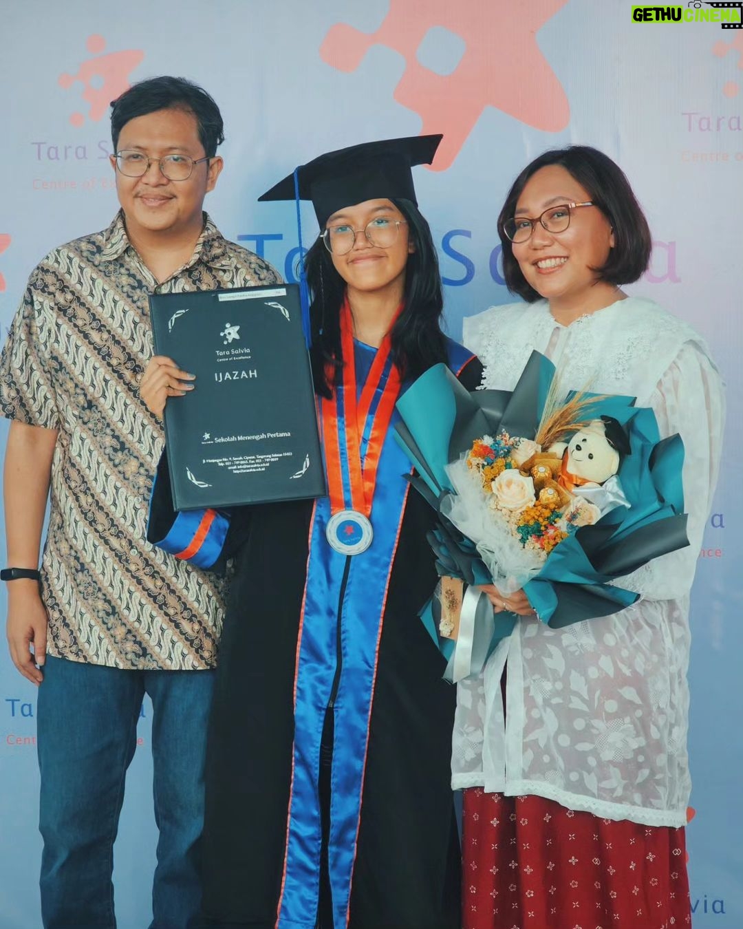 Gina S. Noer Instagram - Pada titik Biru & Bung yang baru ini, makin sadar kalau anak memang tak pernah dilahirkan untuk menjadi milik orangtuanya. Sejak lahir, semua anak adalah milik dunia dan cita-cita yang akan mereka bangun perlahan. Jadi, mungkin perayaan kelulusan sebenarnya perayaan menuju kemandirian yang lebih utuh, pemikiran yang lebih merdeka, dan kebaikan yang lebih berani. Wisuda juga jadi pengingat tiap orangtua bahwa anak-anak kita ini tumbuh baik dalam kasih serta niat baik banyak orang. Apalagi ini anak-anak yang bertahan gigih belajar dalam ujian pandemi. Sehingga terima kasih kami untuk seluruh guru, pengurus, manajemen, dan para kawan murid serta orangtuanya. Sungguh kehormatan bisa sejalan sevisi selama 6 dan 9 tahun di Tara Salvia. Selamat untuk semua lulusan Sadanawa & angkatan 13riliant @tara.salvia Walau berpisah tetapi doa kami selalu mengiringi kalian. Paling penting, selamat untuk Biru & Bung. Bangga sekali dengan kerja keras kalian ππ Tara Salvia School