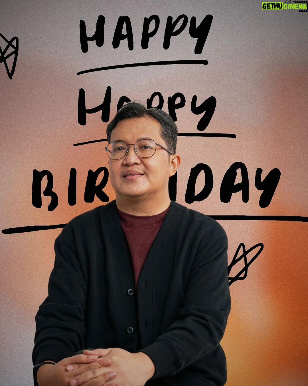 Gina S. Noer Instagram - 2023. (dalam edisi, siapa yang ulang tahun, siapa yang dikasih kado ๐๐) Happy birthday abi @salmanaristo ๐ Doa yang terbaik agar diberi Allah berkah, pengalaman, dan kado-kado terbaik lainnya. Aamiin. Thank you for being you. Weloveyoumore. ๐งก๐งก๐งก