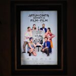 Gina S. Noer Instagram - Hidup harus lebih besar dari sinema, kata mas @rizariri yg sering banget dikutip Yandy Laurens dan film "Jatuh Cinta Seperti di Film-Film" ini bisa menggambarkan kehidupan menjadi pencerita di dunia sinema dengan penuh rasa rendah hati, tidak pretensius, dengan haru dan tawa renyah. Filmnya penuh rasa yang tepat membawa gue mentertawakan diri sendiri dan penuh refleksi atas perjalanan dari karakternya yang seorang filmmaker yang ditulis oleh seorang filmmaker yang tentu punya banyak teman filmmaker. Tanpa basa basi, untuk gue film ini masuk top three romantic comedy film Indonesia sepanjang masa. Brilliant writing, directing, & actors! Salam keluhuran sinema anti bajakan dan sulam alis yang tampak ori! 🎬🖤🤍🙏🏼 Selamat guys!!! Semoga terus bermakna perjalanannya 🫶🏼