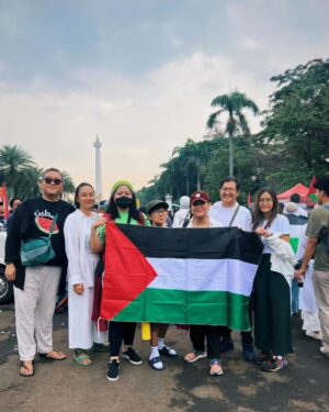 Gina S. Noer Instagram - From river to the sea. Free! FREE PALESTINE 🍉🍉

"I don't think Palestine will survive," kata Bung di awal penyerangan Isr43l ke G4za, "bagaimana cara sebuah negara kecil bertahan dari serangan raksasa militer?"

Kolonialisme adalah soal struktur gila kekuasaan. Politik identitas adalah bumbu dasar paling jitu. Di era propaganda media, algoritma, AI, dan narasi influencer, efek perang hari ini dapat menjadi api dalam sekam untuk masa depan.

Tanggung jawab orang dewasa untuk bersama merawat kemanusiaan, kejernihan berpikir, dan berempati. Sehingga suatu saat api mulai menjalar lagi, anak dan generasi muda kita yang bergegas memadamkannya.

Suarakan perdamaian. Hentikan segala penindasan di bumi. 🇵🇸🇮🇩

#CeaseFireNow #StopGenocide