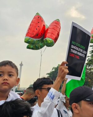 Gina S. Noer Instagram - From river to the sea. Free! FREE PALESTINE 🍉🍉

"I don't think Palestine will survive," kata Bung di awal penyerangan Isr43l ke G4za, "bagaimana cara sebuah negara kecil bertahan dari serangan raksasa militer?"

Kolonialisme adalah soal struktur gila kekuasaan. Politik identitas adalah bumbu dasar paling jitu. Di era propaganda media, algoritma, AI, dan narasi influencer, efek perang hari ini dapat menjadi api dalam sekam untuk masa depan.

Tanggung jawab orang dewasa untuk bersama merawat kemanusiaan, kejernihan berpikir, dan berempati. Sehingga suatu saat api mulai menjalar lagi, anak dan generasi muda kita yang bergegas memadamkannya.

Suarakan perdamaian. Hentikan segala penindasan di bumi. 🇵🇸🇮🇩

#CeaseFireNow #StopGenocide