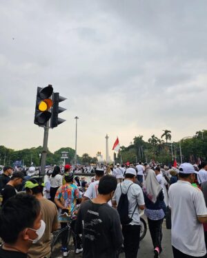 Gina S. Noer Instagram - From river to the sea. Free! FREE PALESTINE 🍉🍉

"I don't think Palestine will survive," kata Bung di awal penyerangan Isr43l ke G4za, "bagaimana cara sebuah negara kecil bertahan dari serangan raksasa militer?"

Kolonialisme adalah soal struktur gila kekuasaan. Politik identitas adalah bumbu dasar paling jitu. Di era propaganda media, algoritma, AI, dan narasi influencer, efek perang hari ini dapat menjadi api dalam sekam untuk masa depan.

Tanggung jawab orang dewasa untuk bersama merawat kemanusiaan, kejernihan berpikir, dan berempati. Sehingga suatu saat api mulai menjalar lagi, anak dan generasi muda kita yang bergegas memadamkannya.

Suarakan perdamaian. Hentikan segala penindasan di bumi. 🇵🇸🇮🇩

#CeaseFireNow #StopGenocide
