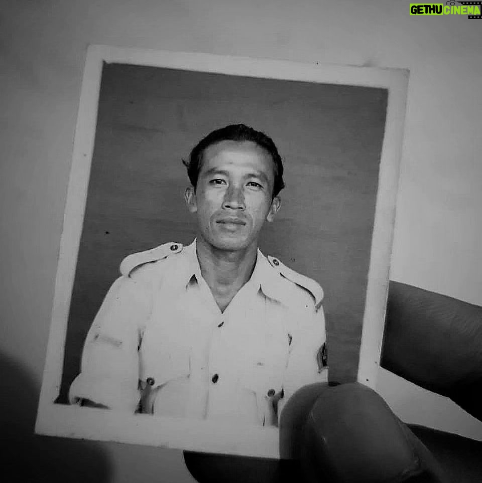 Gina S. Noer Instagram - Kita tidak bisa memilih di mana dan kapan kita lahir. Sehingga, untuk mengecek keberuntungan kita, mengasah kemanusiaan kita, tak perlu jauh-jauh mencari... lihatlah ke masa lalu keluarga kita. Siapa kakek nenek kita? Eyang dari eyang kita? Bagaimana mereka bisa bertahan saat Indonesia dijajah Belanda, Jepang, dan negara imperialis lainnya selama beratus tahun. Tragedi apa yang mereka hadapi, keberuntungan apa sehingga mereka bisa selamat, hingga kita bisa lahir dan tumbuh baik? Pada 1943, kakek saya, Ngadimin, diambil dari rumahnya di Salatiga. Saat itu usianya 13 tahun. Dia dijadikan romusha di Kalimantan Timur. Saya tak terbayang penyiksaan macam apa yang harus ia tempuh. Duka apa yang harus ia hadapi karena sejak hari itu ia putus hubungan dengan keluarganya. Kakek nenek saya dari pihak Ibu mungkin lebih beruntung. Mereka "hanya" mengungsi saat agresi Belanda dan harus menggigit ranting kayu agar gendang telinga tak pecah saat serangan terjadi Saya selalu berpikir, mengapa tragedi ratusan tahun itu bisa terjadi pada nenek moyang kita? Pada tahun-tahun itu, siapa yang mau bersuara membela? Siapa yang tahu tapi memilih diam dan abai? Mungkin karena takut kepentingannya terganggu atau karena tak peduli karena jauh di negeri orang lain? Hari ini, detik ini, saya patah hati luar biasa karena saya menyaksikan (dari layar hp ini) genosida terus terjadi di Palestina dan, di waktu bersamaan, buzzer anonim (entah untuk kepentingan siapa) secara kolektif dan sistematis membangun kebencian masyarakat atas pengungsi Rohingya di sosial media kita. Saya bingung mengapa membela kemanusiaan jadi pilihan yang rumit. Saya selalu tak habis pikir mengapa kita, sesama manusia tak sempurna ini, bisa dipecahbelah dan dimanfaatkan untuk kepentingan yang (merasa) lebih besar. Saya gelisah dunia macam apa yang akan kita wariskan untuk anak cucu nanti. Ada banyak pertanyaan di kepala saya, tapi yang jelas, sebagai manusia saya sedang merasa malu dan rapuh karena belum bisa banyak berbuat.