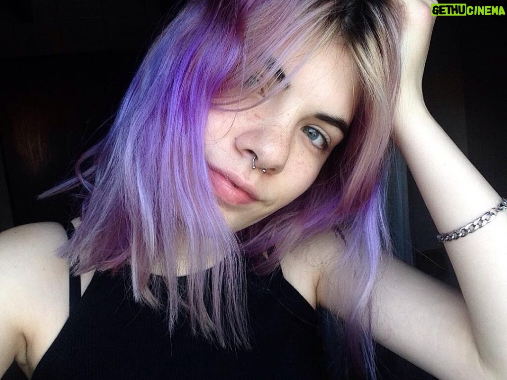 Ginebra Vega Instagram - no hay emojis de flores violetas u.u