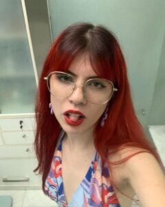 Ginebra Vega Instagram - nunca subí ninguna foto de año nuevo así que acá tienen aprecien el color de mi pelo recién teñido💒