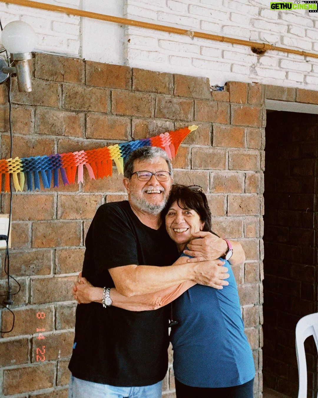 Ginebra Vega Instagram - ⭐️⭐️⭐️ gracias a todes les que fueron parte de mi 2022<3 fue un año muy lleno de amor y de gente preciosa que voy a atesorar en mi corazón para siempre un saludo especial para la oteroneta porque la foto de todo el grupo no me entraba y no quería cortar a nadie así que no la puse jdjd y otro saludo a ximena que se mudó muy lejos y la extraño todos los días les quiero💓 2023 se vienen cositasss (me da paja etiquetar a todo el mundo pueden jugar a encontrarse como dónde está wally chau)