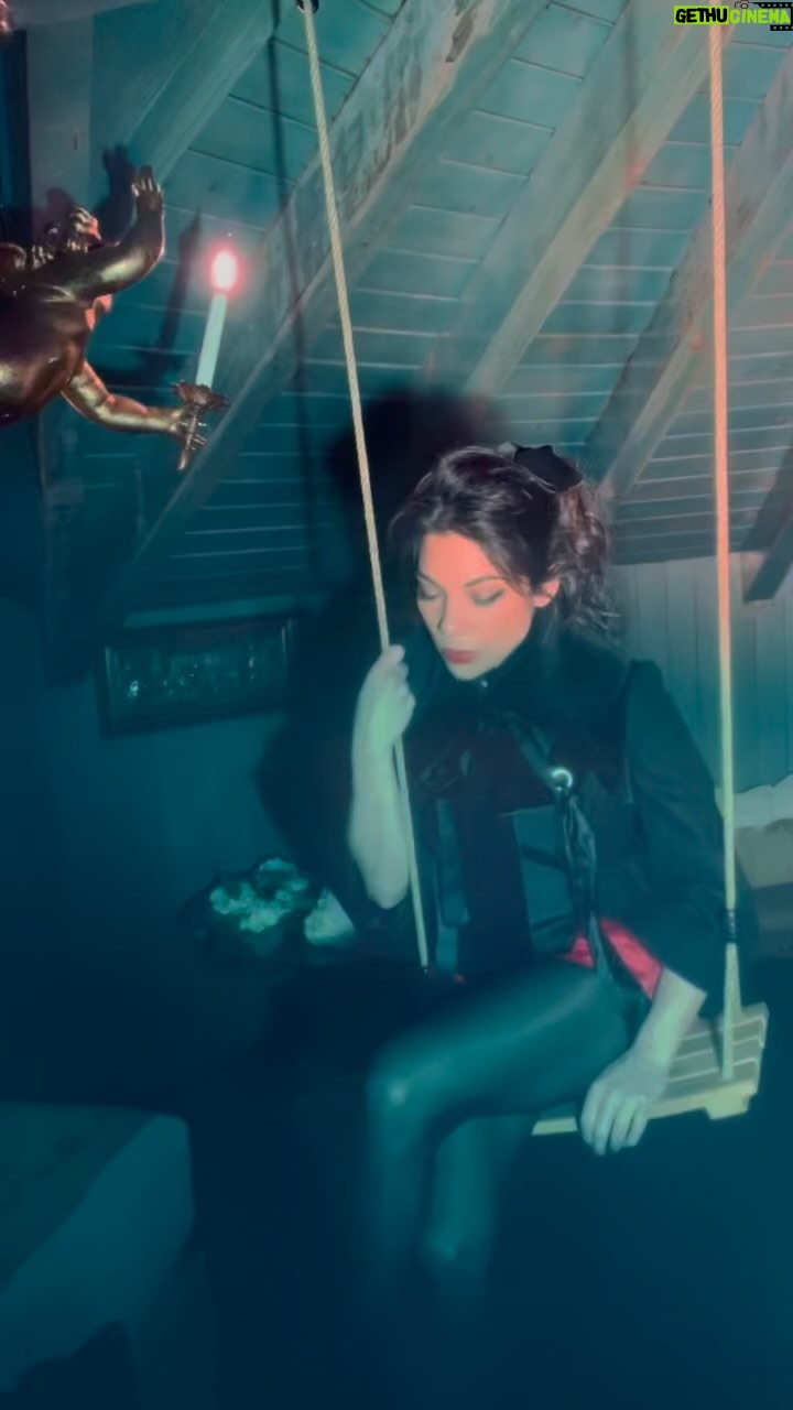 Ginger Gonzaga - 2.5K Likes - In honor of tonight’s Blue Moon here’s me randomly singing @lisahannigan’s Silent Night in a blue room because 🤷♀️ 💙 🌚 goodnight 💫 #bluemoon #blueroom
#imawareallmypostsarerandomandmypageisntbranded