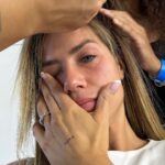 Giovanna Ewbank Instagram - As vezes parece q estamos felizes e radiantes o tempo todo por aqui neh? Claro, pq as redes só mostram uma parte da nossas vidas. Mas a verdade é que o dia a dia é cheio de altos e baixos, medos, alegrias, angústias, culpa. Por um lado, muito feliz com as realizações profissionais. Por outro, triste e culpada por não dar conta de tudo o que remete aos meus filhos. Eu tenho trabalhado muito nesse último mês, e isso não é uma reclamação, eu sabia que seria assim. Me propus a isso sabendo que quando acabasse ficaria apenas em casa com as crianças. Mas esses últimos 10 dias tem sido muito difíceis. Venho para o trabalho chorando, deixando parte de mim em casa, sabendo que meus filhos sentem minha falta no dia a dia. Títi e Bless conseguem expressar seus sentimentos e estão mais acostumados com o ritmo. Zyan não, ele sofre a cada partida minha e do Bruno mesmo eu dizendo a ele que volto mais tarde pra contar história e colocá-lo pra dormir. Perdi o final das férias dos mais velhos, a primeira semana de aula do mais novo, A estreia de Zyan em um colégio e todo o sentimento desconhecido da escola nova, a entrada na escolinha de futebol…Mas sempre tentando acertar, e me desdobrar em mil pra me fazer presente de alguma forma. Junto a isso tive algumas crises de ansiedade no trabalho, tendo q pedir a uma equipe inteira alguns minutos pra respirar e não entrar no set chorando. Essa é a parte que ninguém vê, mas que também existe. Hoje é o nosso último dia de gravação de um trabalho intenso! Todos os dias, dez a doze horas, sentimentos a flor da pele… Minha parceira de trabalho Fepa, grávida e também muito emotiva, muitas vezes segurou minha barra, assim como eu segurei a dela. Imagina? Ela longe de casa, na reta final da gravidez, cheia de hormônios que deixam a gente ainda mais sensível, precisando carinho e acolhimento dos seus! Ela foi forte demais! A verdade é uma só: nós, mulheres, somos foda! Somos mil em uma e isso já sabemos, somos chamadas de guerreiras a todo tempo, e somos, mas, às vezes o que precisamos é sentar, respirar e nos permitir não fazer ou não ser nada. Só ser. Ser o que quisermos e o que é possível no dia a dia. ***continua na legenda***