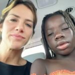 Giovanna Ewbank Instagram - As vezes parece q estamos felizes e radiantes o tempo todo por aqui neh? Claro, pq as redes só mostram uma parte da nossas vidas. Mas a verdade é que o dia a dia é cheio de altos e baixos, medos, alegrias, angústias, culpa. Por um lado, muito feliz com as realizações profissionais. Por outro, triste e culpada por não dar conta de tudo o que remete aos meus filhos. Eu tenho trabalhado muito nesse último mês, e isso não é uma reclamação, eu sabia que seria assim. Me propus a isso sabendo que quando acabasse ficaria apenas em casa com as crianças. Mas esses últimos 10 dias tem sido muito difíceis. Venho para o trabalho chorando, deixando parte de mim em casa, sabendo que meus filhos sentem minha falta no dia a dia. Títi e Bless conseguem expressar seus sentimentos e estão mais acostumados com o ritmo. Zyan não, ele sofre a cada partida minha e do Bruno mesmo eu dizendo a ele que volto mais tarde pra contar história e colocá-lo pra dormir. Perdi o final das férias dos mais velhos, a primeira semana de aula do mais novo, A estreia de Zyan em um colégio e todo o sentimento desconhecido da escola nova, a entrada na escolinha de futebol…Mas sempre tentando acertar, e me desdobrar em mil pra me fazer presente de alguma forma. Junto a isso tive algumas crises de ansiedade no trabalho, tendo q pedir a uma equipe inteira alguns minutos pra respirar e não entrar no set chorando. Essa é a parte que ninguém vê, mas que também existe. Hoje é o nosso último dia de gravação de um trabalho intenso! Todos os dias, dez a doze horas, sentimentos a flor da pele… Minha parceira de trabalho Fepa, grávida e também muito emotiva, muitas vezes segurou minha barra, assim como eu segurei a dela. Imagina? Ela longe de casa, na reta final da gravidez, cheia de hormônios que deixam a gente ainda mais sensível, precisando carinho e acolhimento dos seus! Ela foi forte demais! A verdade é uma só: nós, mulheres, somos foda! Somos mil em uma e isso já sabemos, somos chamadas de guerreiras a todo tempo, e somos, mas, às vezes o que precisamos é sentar, respirar e nos permitir não fazer ou não ser nada. Só ser. Ser o que quisermos e o que é possível no dia a dia. ***continua na legenda***