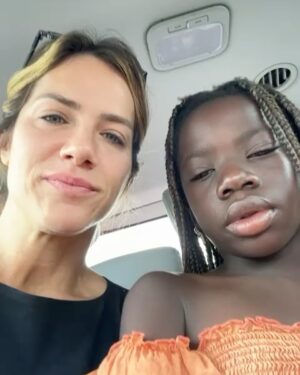 Giovanna Ewbank Instagram - As vezes parece q estamos felizes e radiantes o tempo todo por aqui neh? Claro, pq as redes só mostram uma parte da nossas vidas. Mas a verdade é que o dia a dia é cheio de altos e baixos, medos, alegrias, angústias, culpa. Por um lado, muito feliz com as realizações profissionais. Por outro, triste e culpada por não dar conta de tudo o que remete aos meus filhos. Eu tenho trabalhado muito nesse último mês, e isso não é uma reclamação, eu sabia que seria assim. Me propus a isso sabendo que quando acabasse ficaria apenas em casa com as crianças. Mas esses últimos 10 dias tem sido muito difíceis. 

Venho para o trabalho chorando, deixando parte de mim em casa, sabendo que meus filhos sentem minha falta no dia a dia. Títi e Bless conseguem expressar seus sentimentos e estão mais acostumados com o ritmo. Zyan não, ele sofre a cada partida minha e do Bruno mesmo eu dizendo a ele que volto mais tarde pra contar história e colocá-lo pra dormir. Perdi o final das férias dos mais velhos, a primeira semana de aula do mais novo, A estreia de Zyan em um colégio e todo o sentimento desconhecido da escola nova, a entrada na escolinha de futebol…Mas sempre tentando acertar, e me desdobrar em mil pra me fazer presente de alguma forma.

Junto a isso tive algumas crises de ansiedade no trabalho, tendo q pedir a uma equipe inteira alguns minutos pra respirar e não entrar no set chorando. Essa é a parte que ninguém vê, mas que também existe. 

Hoje é o nosso último dia de gravação de um trabalho intenso! Todos os dias, dez a doze horas, sentimentos a flor da pele… Minha parceira de trabalho Fepa, grávida e também muito emotiva, muitas vezes segurou minha barra, assim como eu segurei a dela. Imagina? Ela longe de casa, na reta final da gravidez, cheia de hormônios que deixam a gente ainda mais sensível, precisando carinho e acolhimento dos seus! Ela foi forte demais! 

A verdade é uma só: nós, mulheres, somos foda! Somos mil em uma e isso já sabemos, somos chamadas de guerreiras a todo tempo, e somos, mas, às vezes o que precisamos é sentar, respirar e nos permitir não fazer ou não ser nada. Só ser. Ser o que quisermos e o que é possível no dia a dia. 

***continua na legenda***