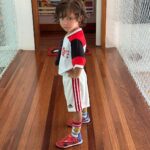 Giovanna Ewbank Instagram - As vezes parece q estamos felizes e radiantes o tempo todo por aqui neh? Claro, pq as redes só mostram uma parte da nossas vidas. Mas a verdade é que o dia a dia é cheio de altos e baixos, medos, alegrias, angústias, culpa. Por um lado, muito feliz com as realizações profissionais. Por outro, triste e culpada por não dar conta de tudo o que remete aos meus filhos. Eu tenho trabalhado muito nesse último mês, e isso não é uma reclamação, eu sabia que seria assim. Me propus a isso sabendo que quando acabasse ficaria apenas em casa com as crianças. Mas esses últimos 10 dias tem sido muito difíceis. Venho para o trabalho chorando, deixando parte de mim em casa, sabendo que meus filhos sentem minha falta no dia a dia. Títi e Bless conseguem expressar seus sentimentos e estão mais acostumados com o ritmo. Zyan não, ele sofre a cada partida minha e do Bruno mesmo eu dizendo a ele que volto mais tarde pra contar história e colocá-lo pra dormir. Perdi o final das férias dos mais velhos, a primeira semana de aula do mais novo, A estreia de Zyan em um colégio e todo o sentimento desconhecido da escola nova, a entrada na escolinha de futebol…Mas sempre tentando acertar, e me desdobrar em mil pra me fazer presente de alguma forma. Junto a isso tive algumas crises de ansiedade no trabalho, tendo q pedir a uma equipe inteira alguns minutos pra respirar e não entrar no set chorando. Essa é a parte que ninguém vê, mas que também existe. Hoje é o nosso último dia de gravação de um trabalho intenso! Todos os dias, dez a doze horas, sentimentos a flor da pele… Minha parceira de trabalho Fepa, grávida e também muito emotiva, muitas vezes segurou minha barra, assim como eu segurei a dela. Imagina? Ela longe de casa, na reta final da gravidez, cheia de hormônios que deixam a gente ainda mais sensível, precisando carinho e acolhimento dos seus! Ela foi forte demais! A verdade é uma só: nós, mulheres, somos foda! Somos mil em uma e isso já sabemos, somos chamadas de guerreiras a todo tempo, e somos, mas, às vezes o que precisamos é sentar, respirar e nos permitir não fazer ou não ser nada. Só ser. Ser o que quisermos e o que é possível no dia a dia. ***continua na legenda***