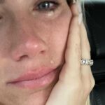 Giovanna Ewbank Instagram - As vezes parece q estamos felizes e radiantes o tempo todo por aqui neh? Claro, pq as redes só mostram uma parte da nossas vidas. Mas a verdade é que o dia a dia é cheio de altos e baixos, medos, alegrias, angústias, culpa. Por um lado, muito feliz com as realizações profissionais. Por outro, triste e culpada por não dar conta de tudo o que remete aos meus filhos. Eu tenho trabalhado muito nesse último mês, e isso não é uma reclamação, eu sabia que seria assim. Me propus a isso sabendo que quando acabasse ficaria apenas em casa com as crianças. Mas esses últimos 10 dias tem sido muito difíceis. Venho para o trabalho chorando, deixando parte de mim em casa, sabendo que meus filhos sentem minha falta no dia a dia. Títi e Bless conseguem expressar seus sentimentos e estão mais acostumados com o ritmo. Zyan não, ele sofre a cada partida minha e do Bruno mesmo eu dizendo a ele que volto mais tarde pra contar história e colocá-lo pra dormir. Perdi o final das férias dos mais velhos, a primeira semana de aula do mais novo, A estreia de Zyan em um colégio e todo o sentimento desconhecido da escola nova, a entrada na escolinha de futebol…Mas sempre tentando acertar, e me desdobrar em mil pra me fazer presente de alguma forma. Junto a isso tive algumas crises de ansiedade no trabalho, tendo q pedir a uma equipe inteira alguns minutos pra respirar e não entrar no set chorando. Essa é a parte que ninguém vê, mas que também existe. Hoje é o nosso último dia de gravação de um trabalho intenso! Todos os dias, dez a doze horas, sentimentos a flor da pele… Minha parceira de trabalho Fepa, grávida e também muito emotiva, muitas vezes segurou minha barra, assim como eu segurei a dela. Imagina? Ela longe de casa, na reta final da gravidez, cheia de hormônios que deixam a gente ainda mais sensível, precisando carinho e acolhimento dos seus! Ela foi forte demais! A verdade é uma só: nós, mulheres, somos foda! Somos mil em uma e isso já sabemos, somos chamadas de guerreiras a todo tempo, e somos, mas, às vezes o que precisamos é sentar, respirar e nos permitir não fazer ou não ser nada. Só ser. Ser o que quisermos e o que é possível no dia a dia. ***continua na legenda***