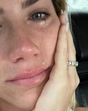 Giovanna Ewbank Instagram - As vezes parece q estamos felizes e radiantes o tempo todo por aqui neh? Claro, pq as redes só mostram uma parte da nossas vidas. Mas a verdade é que o dia a dia é cheio de altos e baixos, medos, alegrias, angústias, culpa. Por um lado, muito feliz com as realizações profissionais. Por outro, triste e culpada por não dar conta de tudo o que remete aos meus filhos. Eu tenho trabalhado muito nesse último mês, e isso não é uma reclamação, eu sabia que seria assim. Me propus a isso sabendo que quando acabasse ficaria apenas em casa com as crianças. Mas esses últimos 10 dias tem sido muito difíceis. 

Venho para o trabalho chorando, deixando parte de mim em casa, sabendo que meus filhos sentem minha falta no dia a dia. Títi e Bless conseguem expressar seus sentimentos e estão mais acostumados com o ritmo. Zyan não, ele sofre a cada partida minha e do Bruno mesmo eu dizendo a ele que volto mais tarde pra contar história e colocá-lo pra dormir. Perdi o final das férias dos mais velhos, a primeira semana de aula do mais novo, A estreia de Zyan em um colégio e todo o sentimento desconhecido da escola nova, a entrada na escolinha de futebol…Mas sempre tentando acertar, e me desdobrar em mil pra me fazer presente de alguma forma.

Junto a isso tive algumas crises de ansiedade no trabalho, tendo q pedir a uma equipe inteira alguns minutos pra respirar e não entrar no set chorando. Essa é a parte que ninguém vê, mas que também existe. 

Hoje é o nosso último dia de gravação de um trabalho intenso! Todos os dias, dez a doze horas, sentimentos a flor da pele… Minha parceira de trabalho Fepa, grávida e também muito emotiva, muitas vezes segurou minha barra, assim como eu segurei a dela. Imagina? Ela longe de casa, na reta final da gravidez, cheia de hormônios que deixam a gente ainda mais sensível, precisando carinho e acolhimento dos seus! Ela foi forte demais! 

A verdade é uma só: nós, mulheres, somos foda! Somos mil em uma e isso já sabemos, somos chamadas de guerreiras a todo tempo, e somos, mas, às vezes o que precisamos é sentar, respirar e nos permitir não fazer ou não ser nada. Só ser. Ser o que quisermos e o que é possível no dia a dia. 

***continua na legenda***
