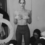 Giovanna Ewbank Instagram - E por aqui continuamos assim…camarim, gravações, meia calça, salto, cansaço, alegria, makes, looks e penteados baphonicos 💙 #quemnaopodesesacode @gnt Polo Cine