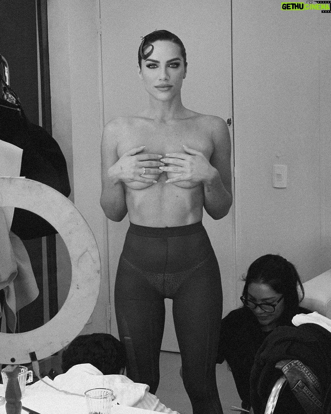 Giovanna Ewbank Instagram - E por aqui continuamos assim…camarim, gravações, meia calça, salto, cansaço, alegria, makes, looks e penteados baphonicos 💙 #quemnaopodesesacode @gnt Polo Cine