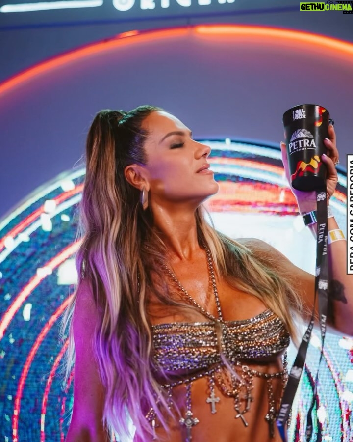 Giovanna Ewbank Instagram - E eu que já tô com saudades do carnaval, pode isso??? Esse ano Petra deixou o meu carnaval tão equilibrado que agora eu quero mais!!! Enquanto o próximo não chega, fiz um #TBT pra gente lembrar os momentos mais incriveis que vivi em Salvador. Ano que vem eu quero mais, viu @CervejaPetra 😉❤️🔥🍺 #CarnaPetra #BebaComSabedoria Publi Rio de Janeiro, Rio de Janeiro