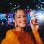 Giovanna Ewbank Instagram - Pra aguentar a maratona do carnaval é importante manter o equilíbrio. Um pouco de descanso, um pouco de festa, um pouco de água e um pouco de Petra, uma puro malte na medida! 🧡 #CarnaPetra #BebaComSabedoria Publi