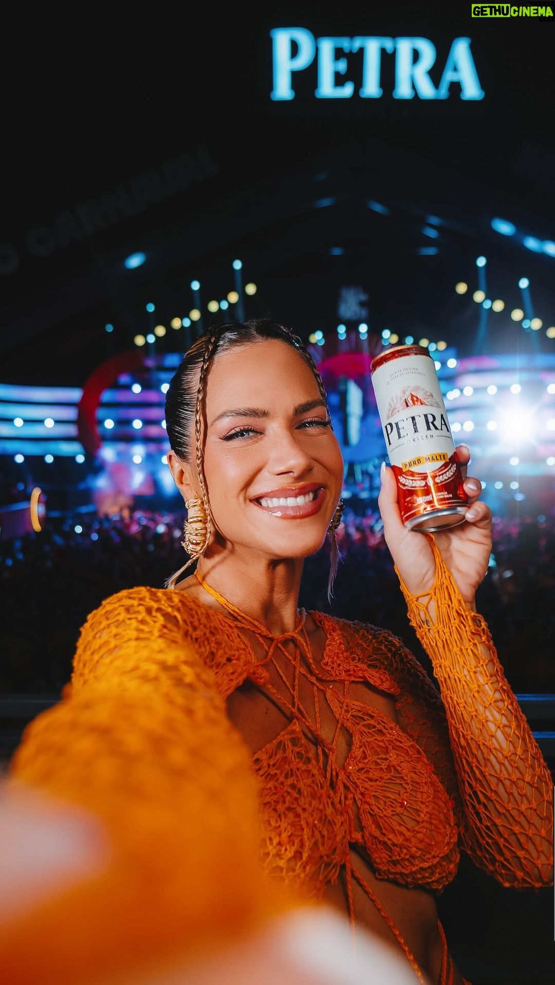 Giovanna Ewbank Instagram - Pra aguentar a maratona do carnaval é importante manter o equilíbrio. Um pouco de descanso, um pouco de festa, um pouco de água e um pouco de Petra, uma puro malte na medida! 🧡 #CarnaPetra #BebaComSabedoria Publi