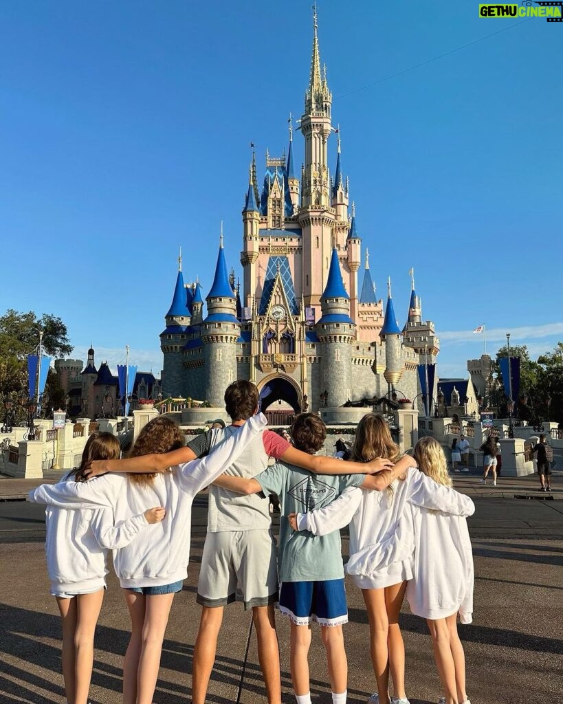 Gisele Bündchen Instagram - Another year and here we are again to celebrate the kids birthdays! Thank you @waltdisneyworld . We had a great time! ✨ Mais um ano e aqui estamos novamente para comemorar o aniversário das crianças! Obrigada @waltdisneyworld nós nos divertimos muito! Walt Disney World, Florida