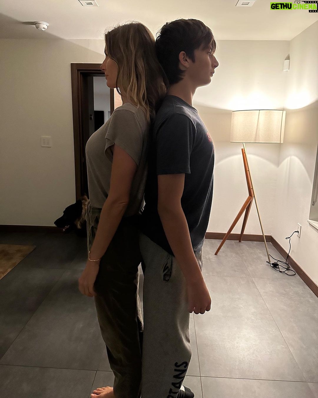 Gisele Bündchen Instagram - Happy birthday to the sweetest boy! You have the biggest heart and I feel so lucky I get to learn with you everyday. Te amo muito❤️ Ps. One day your baby will stand as tall as you are. And you won’t be ready for it. Feliz aniversário para o menino mais doce! Você tem um coração gigante e me sinto muito sortuda por poder aprender com você todos os dias. Te amo muito! ❤️ Obs. Um dia seu bebê ficará tão alto quanto você e você não estará pronta para isso.