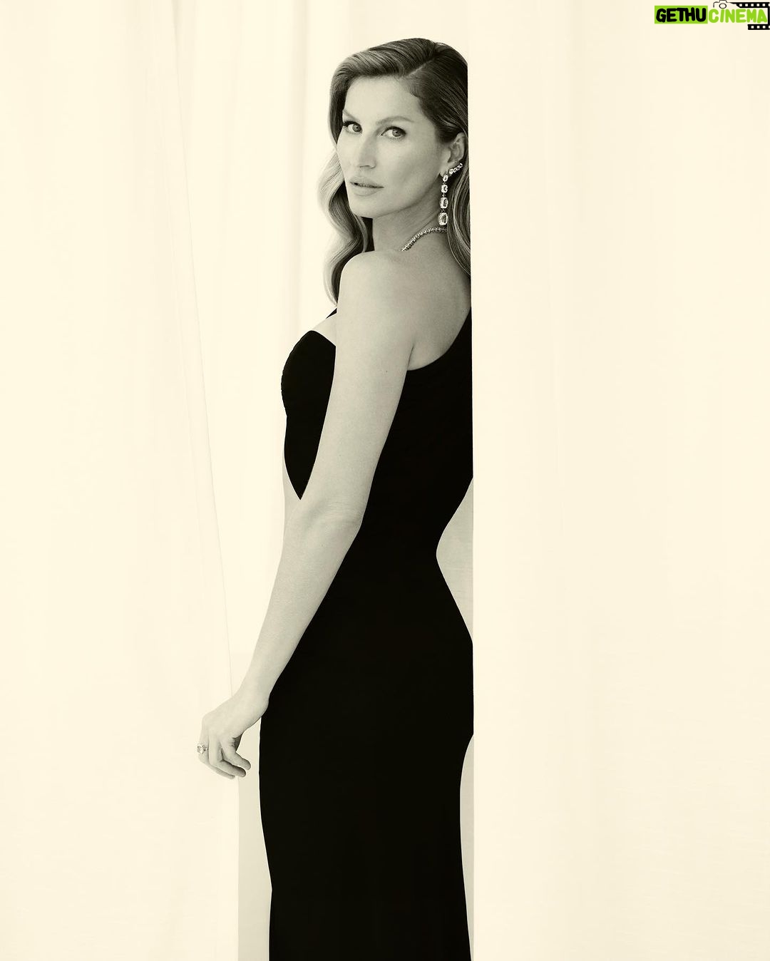 Gisele Bündchen Instagram - Para fechar 2023: uma celebração especial com @vivaraonline ! #Vivara #NatalVivara