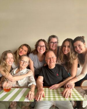 Gisele Bündchen Instagram - Always in my heart and prayers ❤️ Sempre no meu coração e nas minhas orações #family #família