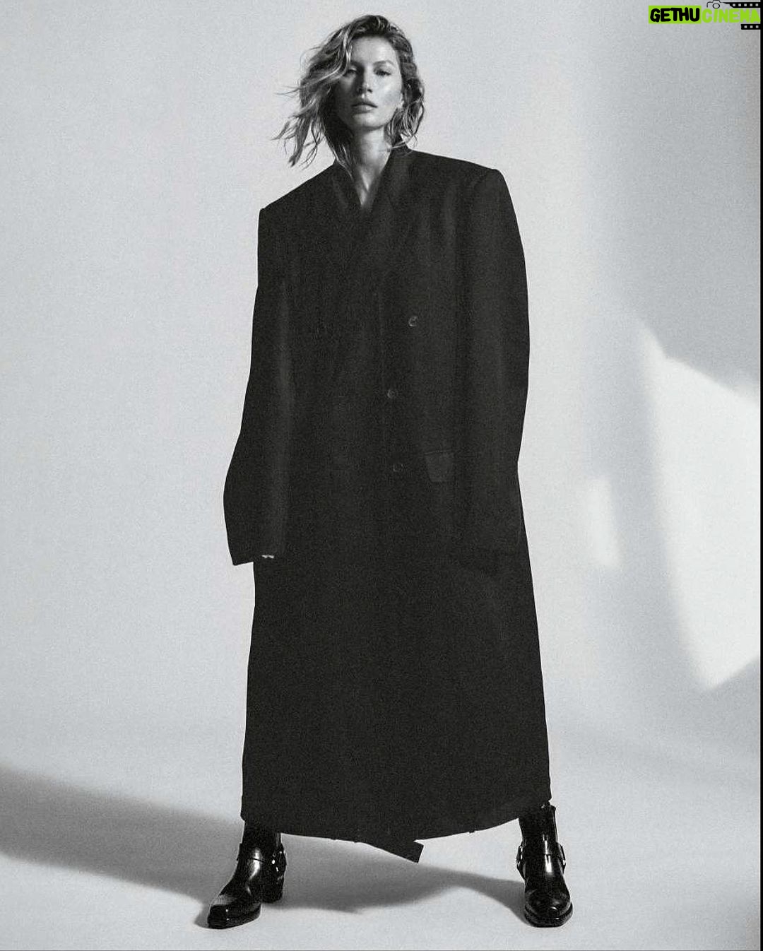 Gisele Bündchen Instagram - New @ellefr Photo: @chriscolls Style: @sagliogeraldine Hair: @bobrecine Makeup: @romyglow Nails: @deborahlippmann