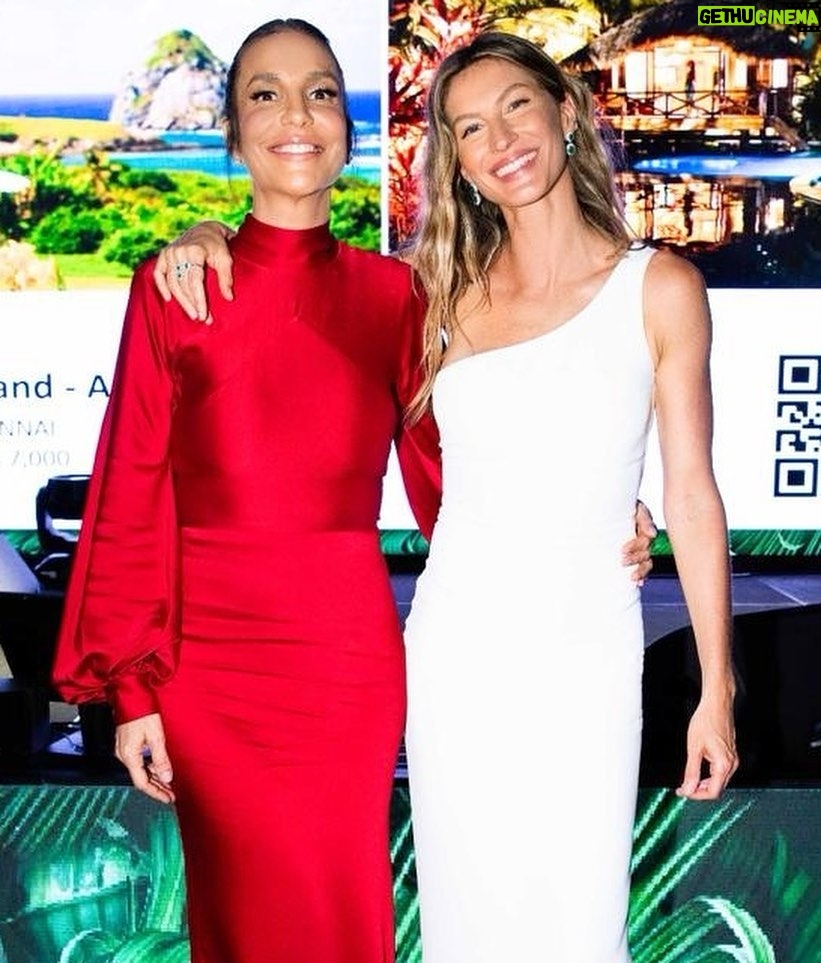 Gisele Bündchen Instagram - I used to think how can I make a difference? I am just one person in this enormous world and there is just too much to do, but early on I understood that to amplify change it is essential to join forces and that trough dedication and collaboration everything is possible. From the bottom of my heart, I want to thank everyone who was at the Luz Alliance Gala yesterday, helping us to support nature. Together we were able to raise funds that will be help so many people and projects in Brazil. A special thanks to the amazing @ivetesangalo , @robinrobertsgma , @ingridsilva and @brazilfound . As Desmond Tutu said: “Do your little bit of good where you are; it's those little bits of good put together that overwhelm the world.” ❤️🙏✨ Costumava pensar: Como posso fazer a diferença? Sou apenas uma pessoa neste mundo enorme e há tanto para ser feito, mas desde cedo percebi que para amplificar a mudança é fundamental unir forças e que através da dedicação e colaboração, tudo é possível. Do fundo do coração, quero agradecer a todos os que estiveram ontem na Gala da Luz Alliance, ajudando-nos a apoiar a natureza. Juntos conseguimos arrecadar fundos que vão ajudar muitas pessoas e projetos no Brasil. Um agradecimento especial às incríveis @IveteSangalo, @RobinRobertsGMA, @IngridSilva e @brazilfound. Como disse Desmond Tutu: “Faça o seu pouco de bem onde você estiver; são esses pequenos pedaços de bem juntos que inundam o mundo.”