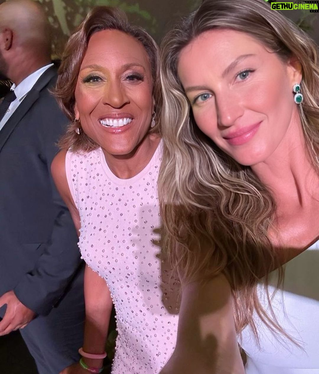 Gisele Bündchen Instagram - I used to think how can I make a difference? I am just one person in this enormous world and there is just too much to do, but early on I understood that to amplify change it is essential to join forces and that trough dedication and collaboration everything is possible. From the bottom of my heart, I want to thank everyone who was at the Luz Alliance Gala yesterday, helping us to support nature. Together we were able to raise funds that will be help so many people and projects in Brazil. A special thanks to the amazing @ivetesangalo , @robinrobertsgma , @ingridsilva and @brazilfound . As Desmond Tutu said: “Do your little bit of good where you are; it's those little bits of good put together that overwhelm the world.” ❤️🙏✨ Costumava pensar: Como posso fazer a diferença? Sou apenas uma pessoa neste mundo enorme e há tanto para ser feito, mas desde cedo percebi que para amplificar a mudança é fundamental unir forças e que através da dedicação e colaboração, tudo é possível. Do fundo do coração, quero agradecer a todos os que estiveram ontem na Gala da Luz Alliance, ajudando-nos a apoiar a natureza. Juntos conseguimos arrecadar fundos que vão ajudar muitas pessoas e projetos no Brasil. Um agradecimento especial às incríveis @IveteSangalo, @RobinRobertsGMA, @IngridSilva e @brazilfound. Como disse Desmond Tutu: “Faça o seu pouco de bem onde você estiver; são esses pequenos pedaços de bem juntos que inundam o mundo.”