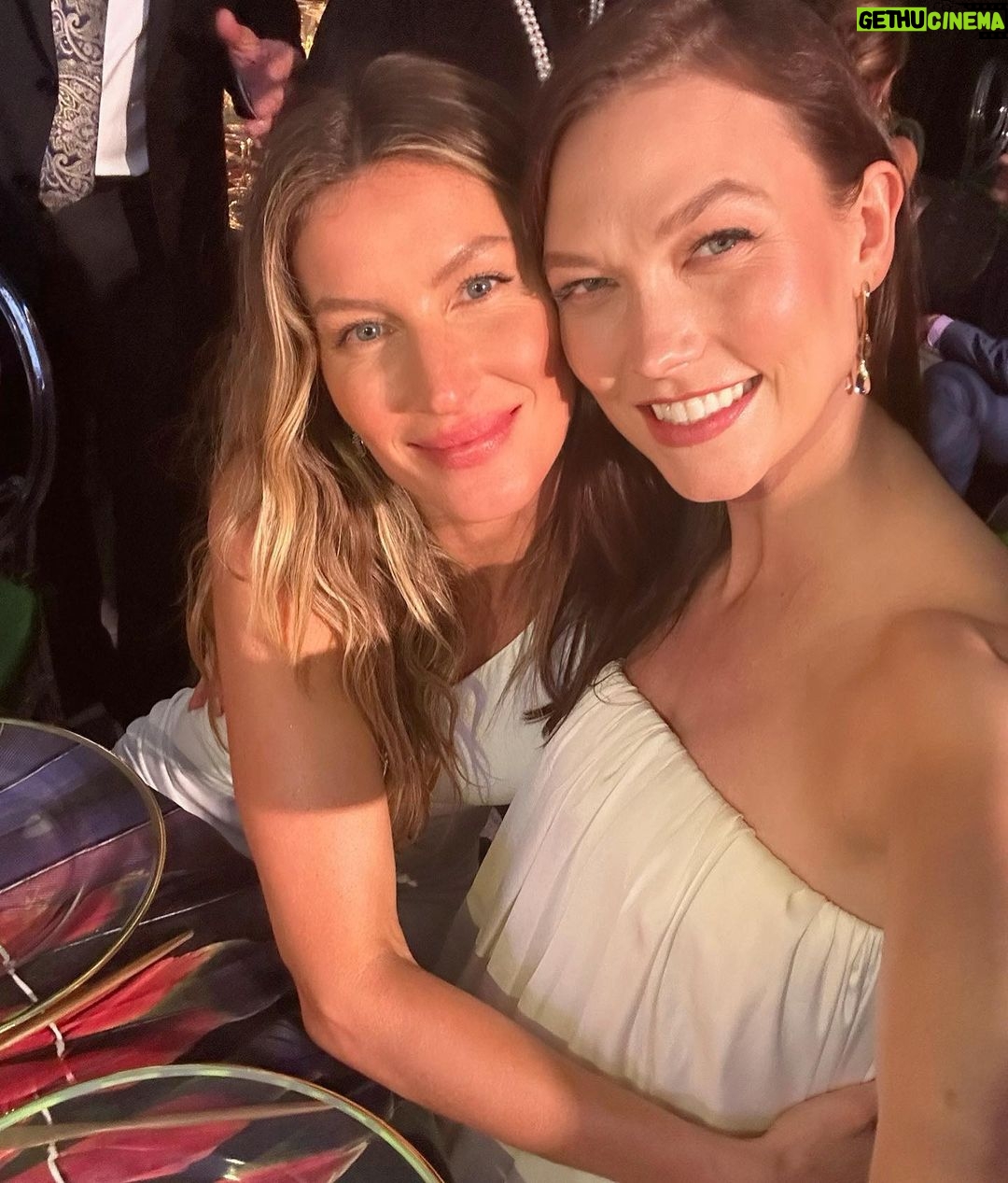 Gisele Bündchen Instagram - I used to think how can I make a difference? I am just one person in this enormous world and there is just too much to do, but early on I understood that to amplify change it is essential to join forces and that trough dedication and collaboration everything is possible. From the bottom of my heart, I want to thank everyone who was at the Luz Alliance Gala yesterday, helping us to support nature. Together we were able to raise funds that will be help so many people and projects in Brazil. A special thanks to the amazing @ivetesangalo , @robinrobertsgma , @ingridsilva and @brazilfound . As Desmond Tutu said: “Do your little bit of good where you are; it's those little bits of good put together that overwhelm the world.” ❤️🙏✨ Costumava pensar: Como posso fazer a diferença? Sou apenas uma pessoa neste mundo enorme e há tanto para ser feito, mas desde cedo percebi que para amplificar a mudança é fundamental unir forças e que através da dedicação e colaboração, tudo é possível. Do fundo do coração, quero agradecer a todos os que estiveram ontem na Gala da Luz Alliance, ajudando-nos a apoiar a natureza. Juntos conseguimos arrecadar fundos que vão ajudar muitas pessoas e projetos no Brasil. Um agradecimento especial às incríveis @IveteSangalo, @RobinRobertsGMA, @IngridSilva e @brazilfound. Como disse Desmond Tutu: “Faça o seu pouco de bem onde você estiver; são esses pequenos pedaços de bem juntos que inundam o mundo.”