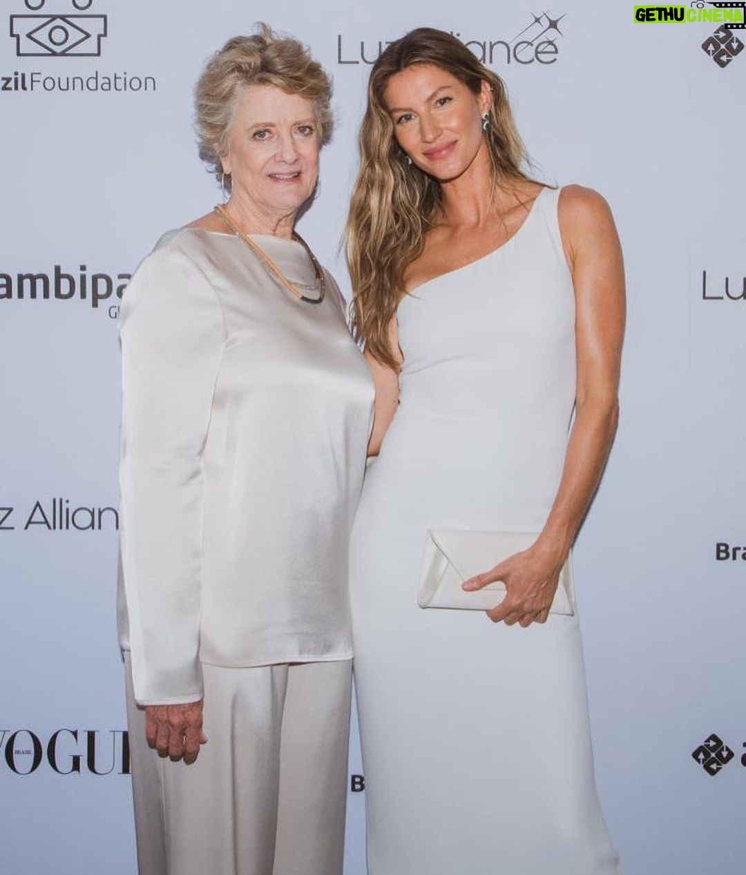 Gisele Bündchen Instagram - I used to think how can I make a difference? I am just one person in this enormous world and there is just too much to do, but early on I understood that to amplify change it is essential to join forces and that trough dedication and collaboration everything is possible. From the bottom of my heart, I want to thank everyone who was at the Luz Alliance Gala yesterday, helping us to support nature. Together we were able to raise funds that will be help so many people and projects in Brazil. A special thanks to the amazing @ivetesangalo , @robinrobertsgma , @ingridsilva and @brazilfound . As Desmond Tutu said: “Do your little bit of good where you are; it's those little bits of good put together that overwhelm the world.” ❤️🙏✨ Costumava pensar: Como posso fazer a diferença? Sou apenas uma pessoa neste mundo enorme e há tanto para ser feito, mas desde cedo percebi que para amplificar a mudança é fundamental unir forças e que através da dedicação e colaboração, tudo é possível. Do fundo do coração, quero agradecer a todos os que estiveram ontem na Gala da Luz Alliance, ajudando-nos a apoiar a natureza. Juntos conseguimos arrecadar fundos que vão ajudar muitas pessoas e projetos no Brasil. Um agradecimento especial às incríveis @IveteSangalo, @RobinRobertsGMA, @IngridSilva e @brazilfound. Como disse Desmond Tutu: “Faça o seu pouco de bem onde você estiver; são esses pequenos pedaços de bem juntos que inundam o mundo.”