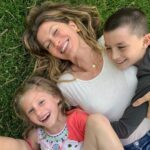 Gisele Bündchen Instagram - Happy Mother’s Day to all the mom’s out there who with their infinite love can move mountains. Sending you all my love and reverence, especially to my mom , my wonder woman, a warrior who raised six daughters with so much love and care. Love you, mom! ❤️ Feliz Dia das Mães para todas as mamães que com seu amor infinito podem mover montanhas. Envio a vocês todo meu amor e reverência, especialmente para minha mãe, minha mulher maravilha, uma guerreira que criou seis filhas com tanto amor e carinho. Te amo mãe!