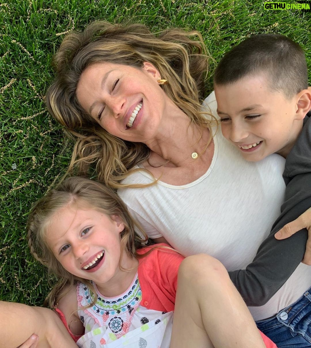 Gisele Bündchen Instagram - Happy Mother’s Day to all the mom’s out there who with their infinite love can move mountains. Sending you all my love and reverence, especially to my mom , my wonder woman, a warrior who raised six daughters with so much love and care. Love you, mom! ❤️ Feliz Dia das Mães para todas as mamães que com seu amor infinito podem mover montanhas. Envio a vocês todo meu amor e reverência, especialmente para minha mãe, minha mulher maravilha, uma guerreira que criou seis filhas com tanto amor e carinho. Te amo mãe!