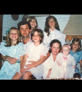 Gisele Bündchen Instagram - Happy Mother’s Day to all the mom’s out there who with their infinite love can move mountains. Sending you all my love and reverence, especially to my mom , my wonder woman, a warrior who raised six daughters with so much love and care. Love you, mom! ❤️ Feliz Dia das Mães para todas as mamães que com seu amor infinito podem mover montanhas. Envio a vocês todo meu amor e reverência, especialmente para minha mãe, minha mulher maravilha, uma guerreira que criou seis filhas com tanto amor e carinho. Te amo mãe!