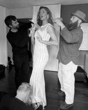 Gisele Bündchen Instagram - Being back at the Met Gala to honor Karl and his incredible body of work was very special. I feel grateful that I got to know him and had the privilege of  working with him to create so many memories throughout the years. He is dearly missed by so many but his legacy lives on forever. Thank you @Chanelofficial , @GeorgeCortina @DavidVoncannon @Georgisandev 
@ashlie_johnson For getting me ready for this amazing night. ✨

Estar de volta ao Met Gala para homenagear Karl e seu incrível trabalho foi muito especial. Me sinto muito grata por tê-lo conhecido e ter tido o privilégio de trabalhar com ele e ter criado tantas boas memórias ao longo dos anos. Ele faz muita falta, mas seu legado será eterno. Obrigada @Chanel, @GeorgeCortina @DavidVoncannon @Georgisandev
@ashlie_johnson por me preparar para esta noite tão especial.