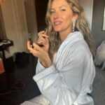 Gisele Bündchen Instagram - Being back at the Met Gala to honor Karl and his incredible body of work was very special. I feel grateful that I got to know him and had the privilege of working with him to create so many memories throughout the years. He is dearly missed by so many but his legacy lives on forever. Thank you @Chanelofficial , @GeorgeCortina @DavidVoncannon @Georgisandev @ashlie_johnson For getting me ready for this amazing night. ✨ Estar de volta ao Met Gala para homenagear Karl e seu incrível trabalho foi muito especial. Me sinto muito grata por tê-lo conhecido e ter tido o privilégio de trabalhar com ele e ter criado tantas boas memórias ao longo dos anos. Ele faz muita falta, mas seu legado será eterno. Obrigada @Chanel, @GeorgeCortina @DavidVoncannon @Georgisandev @ashlie_johnson por me preparar para esta noite tão especial.