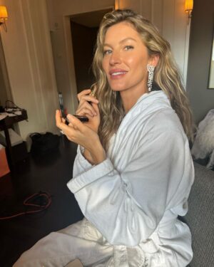 Gisele Bündchen Instagram - Being back at the Met Gala to honor Karl and his incredible body of work was very special. I feel grateful that I got to know him and had the privilege of  working with him to create so many memories throughout the years. He is dearly missed by so many but his legacy lives on forever. Thank you @Chanelofficial , @GeorgeCortina @DavidVoncannon @Georgisandev 
@ashlie_johnson For getting me ready for this amazing night. ✨

Estar de volta ao Met Gala para homenagear Karl e seu incrível trabalho foi muito especial. Me sinto muito grata por tê-lo conhecido e ter tido o privilégio de trabalhar com ele e ter criado tantas boas memórias ao longo dos anos. Ele faz muita falta, mas seu legado será eterno. Obrigada @Chanel, @GeorgeCortina @DavidVoncannon @Georgisandev
@ashlie_johnson por me preparar para esta noite tão especial.