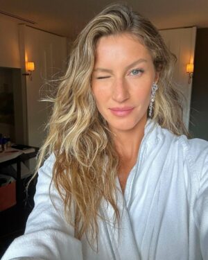 Gisele Bündchen Instagram - Being back at the Met Gala to honor Karl and his incredible body of work was very special. I feel grateful that I got to know him and had the privilege of  working with him to create so many memories throughout the years. He is dearly missed by so many but his legacy lives on forever. Thank you @Chanelofficial , @GeorgeCortina @DavidVoncannon @Georgisandev 
@ashlie_johnson For getting me ready for this amazing night. ✨

Estar de volta ao Met Gala para homenagear Karl e seu incrível trabalho foi muito especial. Me sinto muito grata por tê-lo conhecido e ter tido o privilégio de trabalhar com ele e ter criado tantas boas memórias ao longo dos anos. Ele faz muita falta, mas seu legado será eterno. Obrigada @Chanel, @GeorgeCortina @DavidVoncannon @Georgisandev
@ashlie_johnson por me preparar para esta noite tão especial.