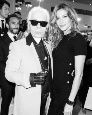 Gisele Bündchen Instagram - Being back at the Met Gala to honor Karl and his incredible body of work was very special. I feel grateful that I got to know him and had the privilege of  working with him to create so many memories throughout the years. He is dearly missed by so many but his legacy lives on forever. Thank you @Chanelofficial , @GeorgeCortina @DavidVoncannon @Georgisandev 
@ashlie_johnson For getting me ready for this amazing night. ✨

Estar de volta ao Met Gala para homenagear Karl e seu incrível trabalho foi muito especial. Me sinto muito grata por tê-lo conhecido e ter tido o privilégio de trabalhar com ele e ter criado tantas boas memórias ao longo dos anos. Ele faz muita falta, mas seu legado será eterno. Obrigada @Chanel, @GeorgeCortina @DavidVoncannon @Georgisandev
@ashlie_johnson por me preparar para esta noite tão especial.