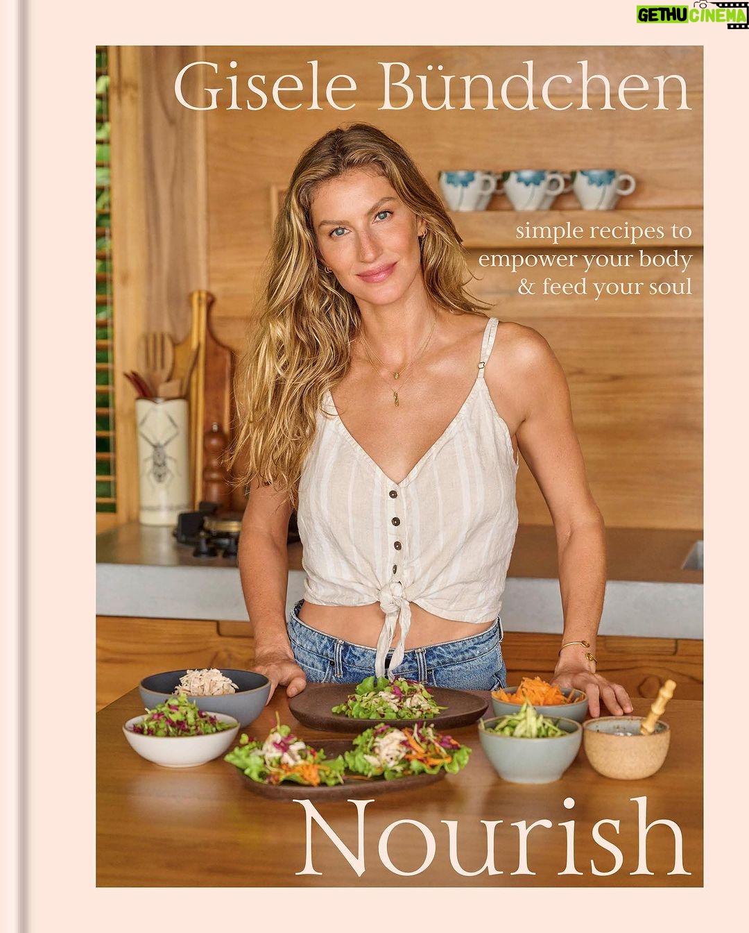 Gisele Bündchen Instagram - I am so excited to announce my new cookbook, Nourish! People are always asking me what I eat and how I stay fit. Great food is something I am passionate about, and it is vital for living a healthy lifestyle. In Nourish, I share my family’s favorite simple, nutritious, and delicious recipes and some self-care rituals that help me so much in my life especially as a busy, working mom. I am happy that I get to share this cookbook with all of you! Hope you enjoy ! Check it out, is now available for preorder and out in March! Link in bio. You can also preorder signed copies 😊 Estou muito animada em anunciar meu livro de receitas, Nourish! As pessoas sempre me perguntam o que eu como e o que faço pra ficar em forma. Sou apaixonada por comida e ela é vital para um estilo de vida saudável. Em Nourish, compartilho as receitas simples, nutritivas e deliciosas da minha família, bem como alguns rituais de autocuidado que me ajudam muito na minha vida, especialmente com a vida corrida de mãe e profissional. Fico feliz em compartilhar esse livro com vocês! Espero que gostem! Confira; agora está disponível para encomenda e será lançado em março! Link na biografia. Você também pode encomendar cópias assinadas.