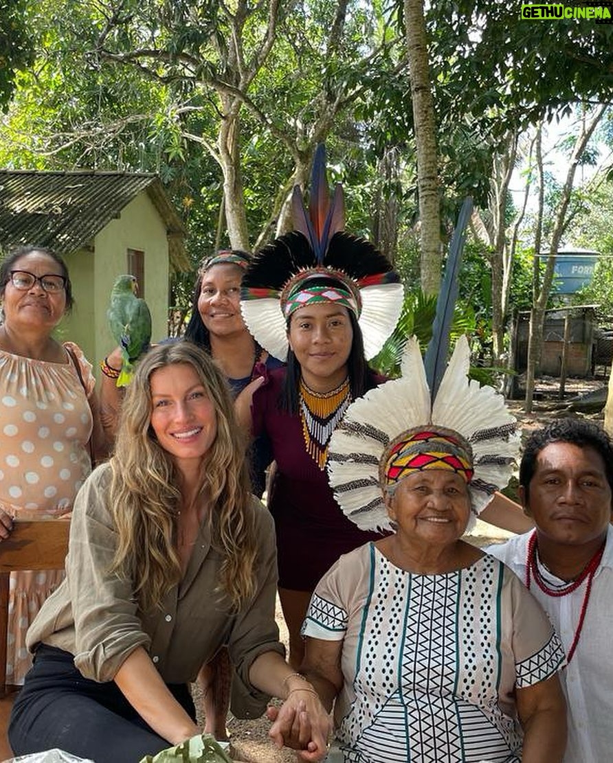 Gisele Bündchen Instagram - From planting trees, regenerating springs and depleted soils, and protecting turtles, jaguars … everything impacts nature. The power of nature comes from its diversity, and it depends on it for survival. Every form of life uniquely creates balance on Earth so all of life can flourish. Like with people, our differences are also our strengths, and we get stronger when we work together. Last year, I started a project called Biomes to help regenerate the biodiversity of Brazil. From north to south, east to west, we selected seven projects in different regions of the country. Each biome's species have an important role in nature because everything is connected. Now, together with The Luz Alliance Fund in partnership with @brazilfound on Saturday, May 20th in Miami, we are having a dinner to raise more funds to expand our efforts and have a more significant impact. 💚 Seja através do plantio de árvores, regeneração de nascentes e solos degradados, ou proteção de tartarugas, onças… temos tentado ajudar de diferentes formas, pois tudo impacta a natureza. O poder da natureza vem de sua diversidade e depende dela para sua sobrevivência. Cada forma de vida desempenha um papel especial no equilíbrio da Terra, possibilitando que todas as formas de vida possam prosperar. Assim como acontece com as pessoas, nossas diferenças também são nossos pontos fortes, e ficamos mais fortes quando trabalhamos juntos. No ano passado, iniciei um projeto chamado Biomas para ajudar a regenerar a biodiversidade do Brasil. De norte a sul, de leste a oeste, selecionamos 7 projetos em diferentes regiões do país porque sabemos da importância que cada bioma tem no todo, pois tudo está interligado. Agora, juntamente com @brazilfound, no dia 20 de maio, em Miami, teremos um jantar para arrecadar mais fundos para que possamos ampliar nossos esforços e ter um impacto ainda maior.