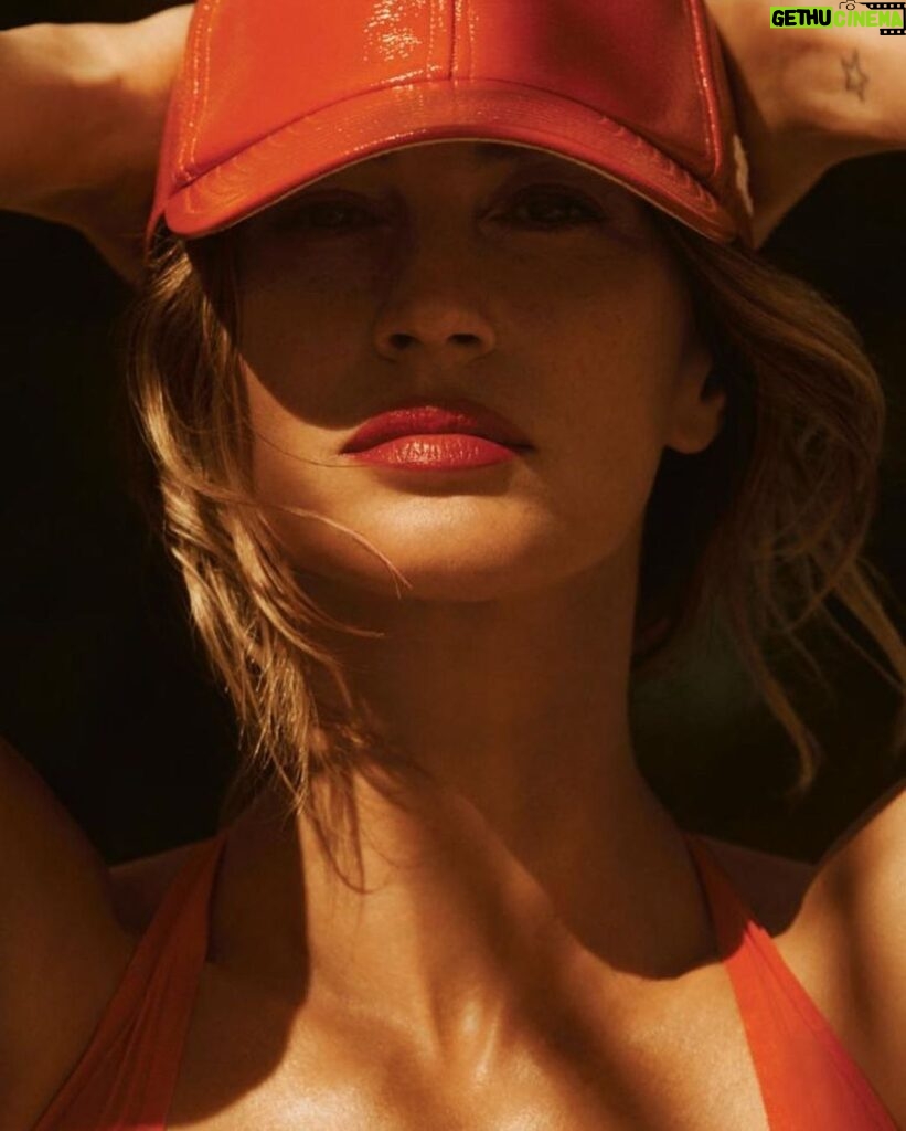 Gisele Bündchen Instagram - New @vanityfair by 📸 @lachlanbailey styled by @georgecortina . Thank you Michelle Ruiz for coming to CR to spend time with me.✨ Nova @vanityfair por 📸 @lachlanbailey styling por @georgecortina. Obrigada Michelle Ruiz por vir a CR para passar um tempo comigo.