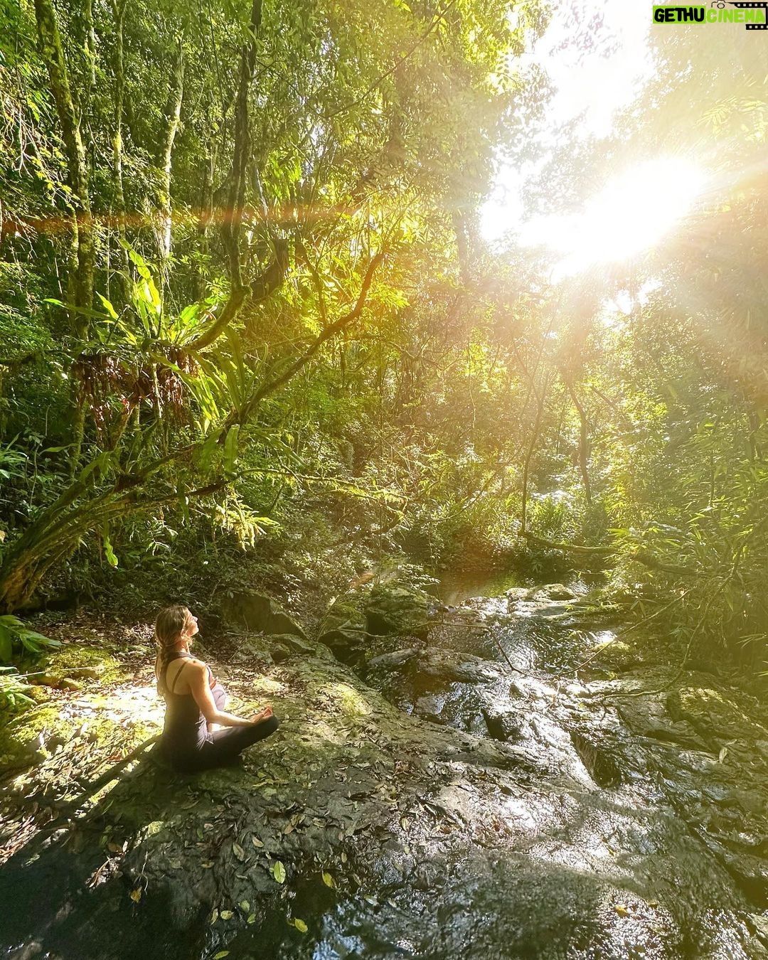 Gisele BĂŒndchen Instagram - "The quieter you become, the more you can hear." Rumi Wishing you all a joyful and blessed 2023. đ€âš âQuanto mais quieto vocĂȘ fica, mais vocĂȘ pode ouvirâ Rumi Desejo a todos um alegre e abençoado 2023.