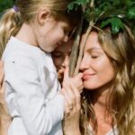 Gisele Bündchen Instagram - Gostaria de agradecer de coração a todas as pessoas que doaram árvores para o meu aniversário. Hoje venho aqui para dizer que as árvores já começaram a ser plantadas pelo ISA. Mais especificamente, 46 mil árvores foram plantadas na região do Xingu-Araguaia em 2021 e, ainda neste ano, as outras 219 mil árvores também serão plantadas. Devido a pandemia, infelizmente o plantio atrasou, mas espero poder mostrar pra vocês, em breve, um pedacinho de uma nova floresta se formando, que só se tornou possível pela união de tanta gente. Um gesto simples, mas que somado a milhares de outros gestos podem ajudar a regenerar o nosso planeta, nossa casa. ©️ J.C. Abreu / ISA Fotos tribo Kisedjê: Lulu Costa 💚 🌲 🌳 From the bottom of my heart, I want to thank everyone who donated trees for my birthday. Today I’m happy to announce the planting is well underway. In 2021, ISA planted 46,000 trees in the Xingu-Araguaia region, and this year we will plant an additional 219,000 trees. The pandemic has unfortunately delayed our progress, but I soon hope to show you actual evidence of a new forest forming. I couldn’t have done it without the help and support of so many people. A simple gesture, yes, but one that along with thousands of others, can help regenerate our planet, which is our only home. #wed #worldenvironmentday #onlyoneearth